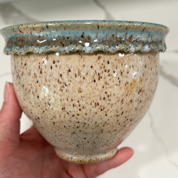 Wizard Of Clay Speckled Round Bowl/Pot With Ruffled Edge Design - Picture 2 of 8